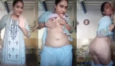 Desi Girl Shows Her Boobs and Pussy
