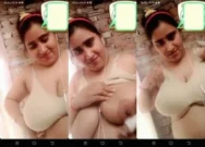 Desi BBW Bhabhi Shows Boobs